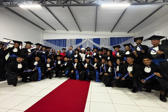 Em solenidade marcada por emoção e simbolismo, 31 estudantes receberam o diploma de Bacharel em Gestão Pública e Desenvolvimento Regional e 10 estudantes de Bacharel em Administração